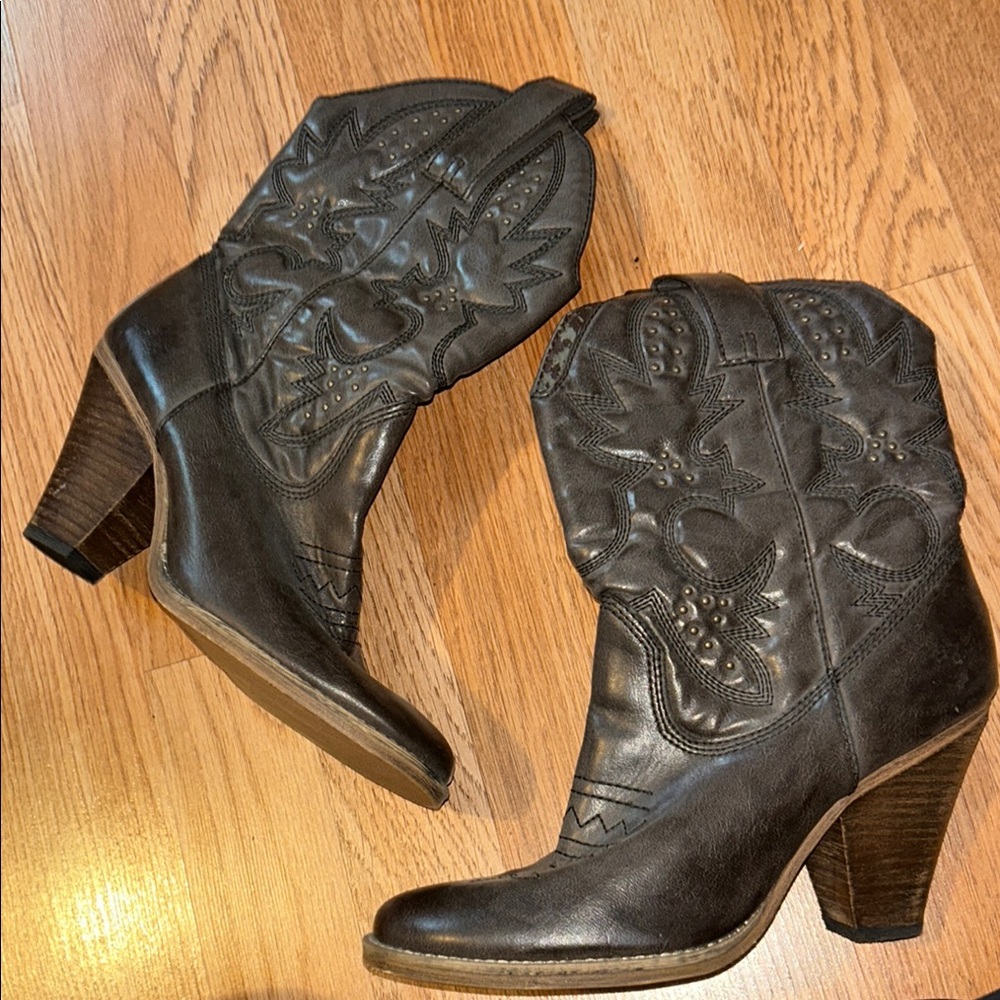 MIA Boots with Classic Western Style